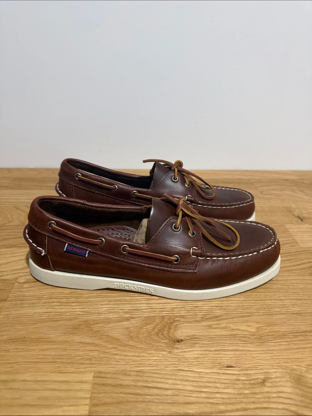 Brand new men’s size 9 Sebago Chestnut Brown Leather Boat Shoes with White Sole
